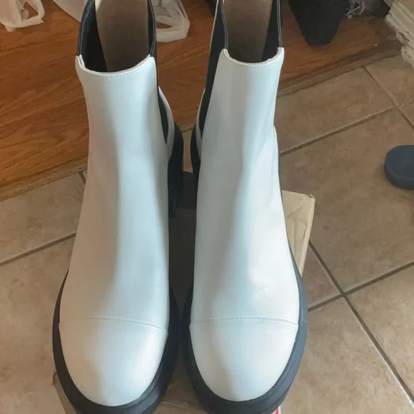 Stuart Weitzman Norah Leather Lug-Sole White Chealsea Boots in Size 10C, NWOB